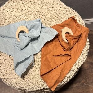 • Wildbird • New Never used Bundle of two wooden baby teethers linen loveys